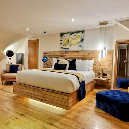 The Sleeping Dog Room At The Grumpy Schnauzer Bnb Huge Room, Luxe Suite, Private Hot Tub, Breakfast, Gym, Games Room, Farm Stay, Amazing Airdrie Zewnętrze zdjęcie