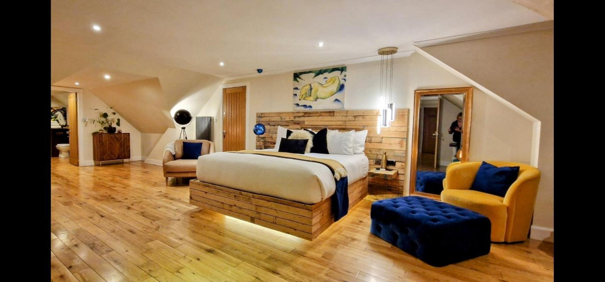 The Sleeping Dog Room At The Grumpy Schnauzer Bnb Huge Room, Luxe Suite, Private Hot Tub, Breakfast, Gym, Games Room, Farm Stay, Amazing Airdrie Zewnętrze zdjęcie